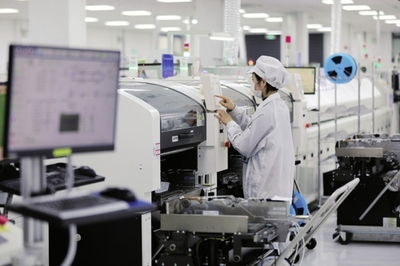 近年來,安徽省淮北市以長三角一體化發(fā)展為契機,相繼引進電子信息、裝備制造、新能源、新材料等產(chǎn)業(yè)項目,為當?shù)亟?jīng)濟轉型發(fā)展提供有力支撐。圖為在淮北市烈山經(jīng)濟開發(fā)區(qū)一家智能控制器生產(chǎn)企業(yè),工人在車間內忙碌。新華社